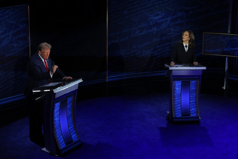 Por diferença de alturas, púlpito de Kamala Harris é menor que o de Trump. Candidatos fizeram debate em 10 de setembro de 2024. — Foto: REUTERS/Brian Snyder