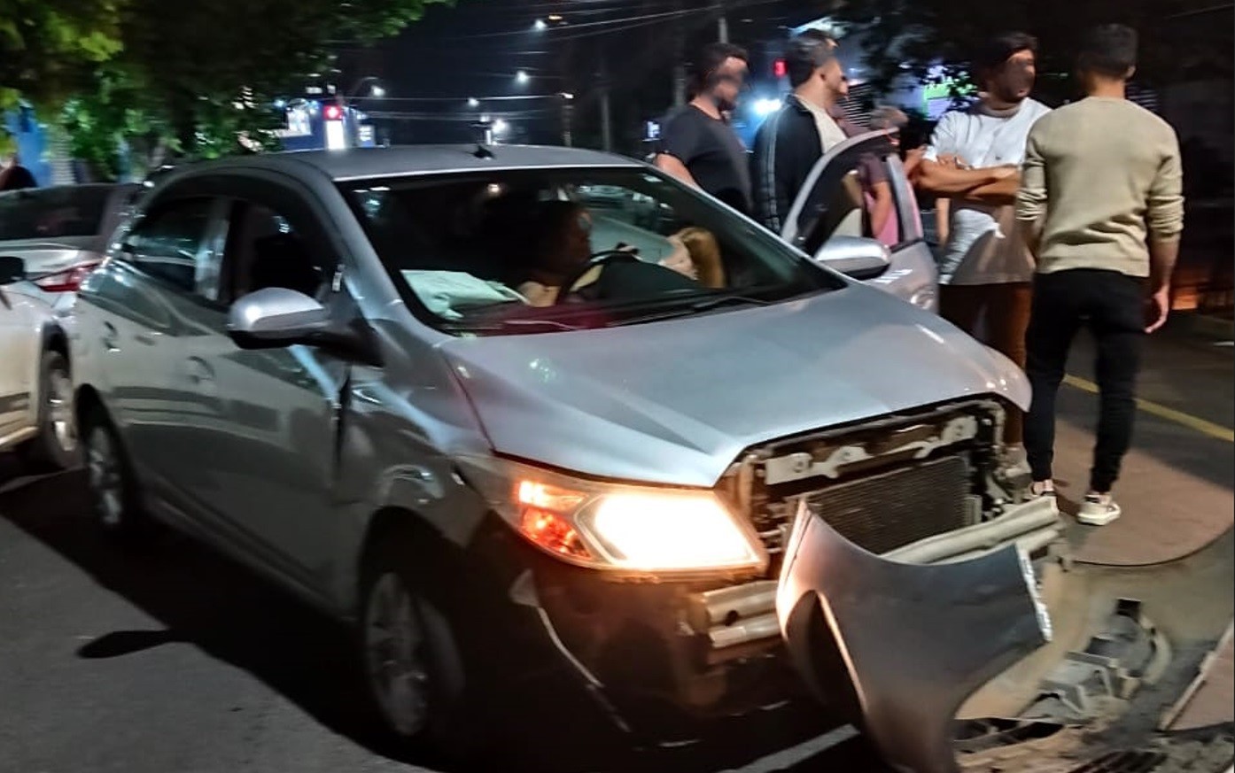 VÍDEO: carro estacionado 'invade' bar após ser atingido por veículo em avenida de Piracicaba