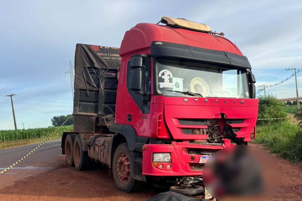 Dois homens de moto morrem após batida de frente contra carreta em MT — Foto: Willian Tessaro/Portal Campo Novo