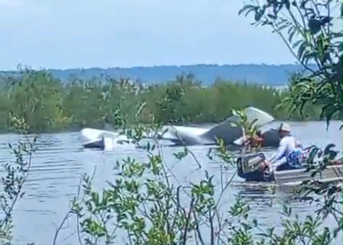 Avião de pequeno porte cai no Rio Negro e deixa dois feridos no interior do AM