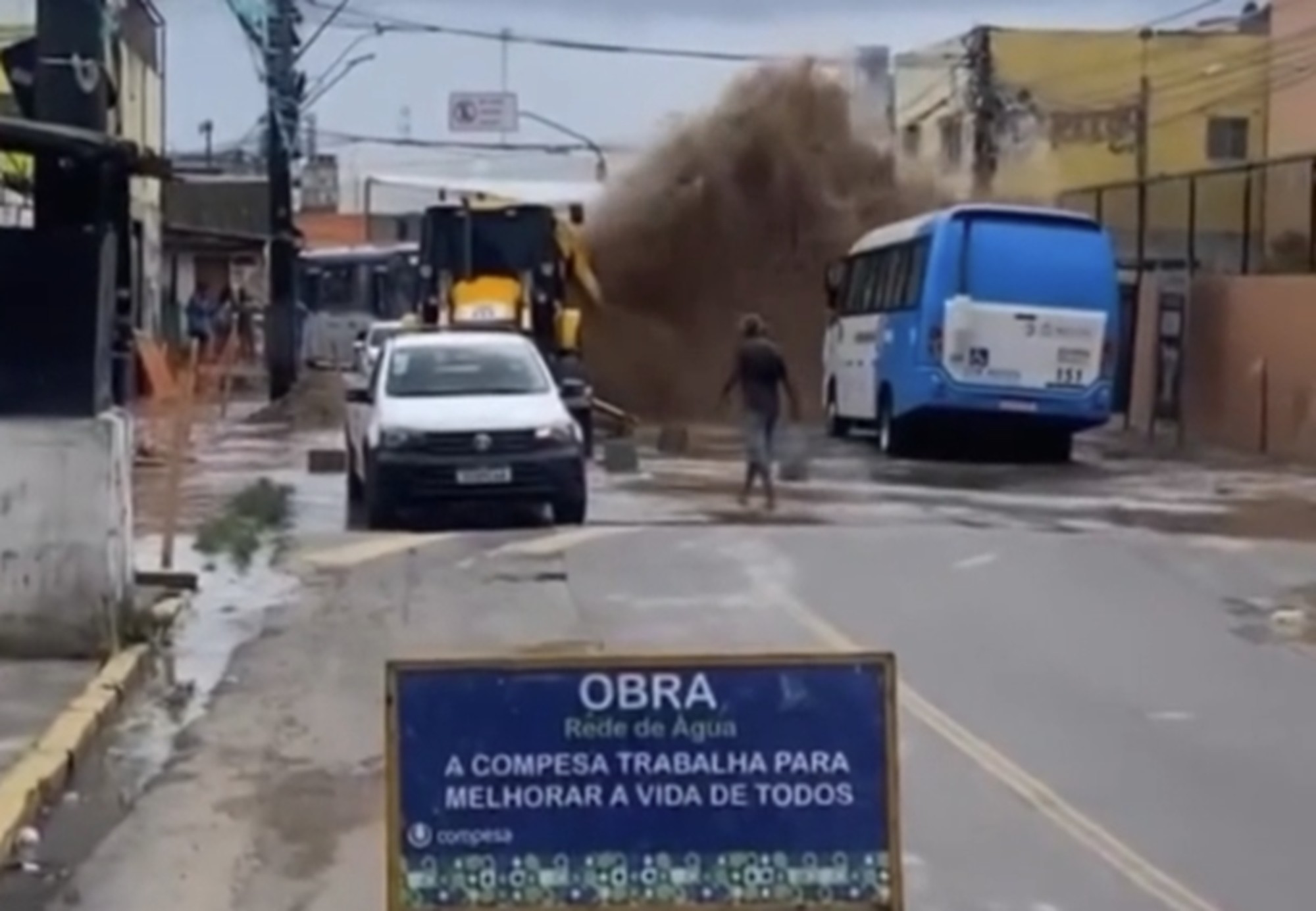 Obra atinge tubulação e vazamento faz água jorrar a mais de três metros de altura; VÍDEO