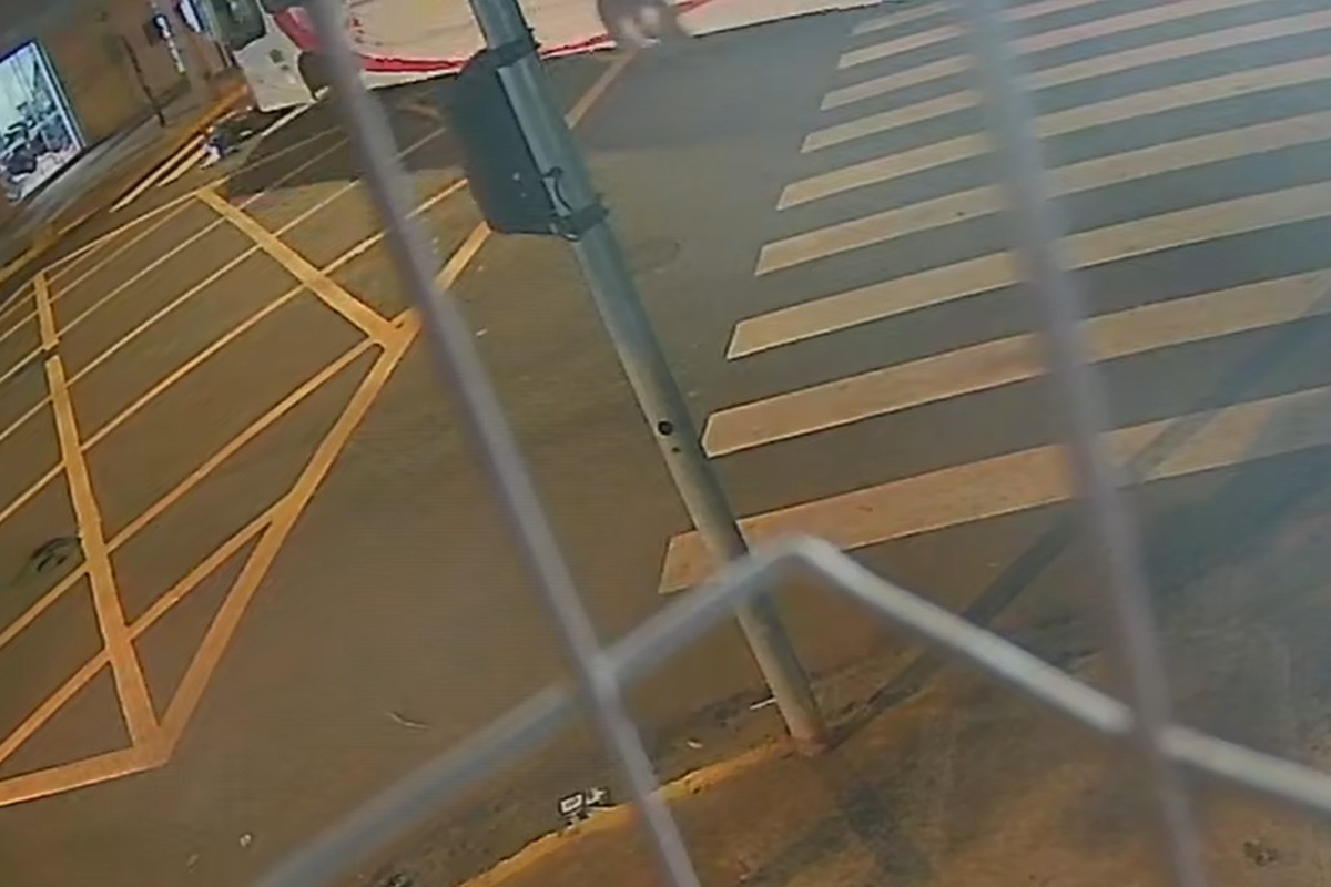 Vídeo mostra momento de acidente entre ônibus e moto que causou morte de adolescente em Campo Grande