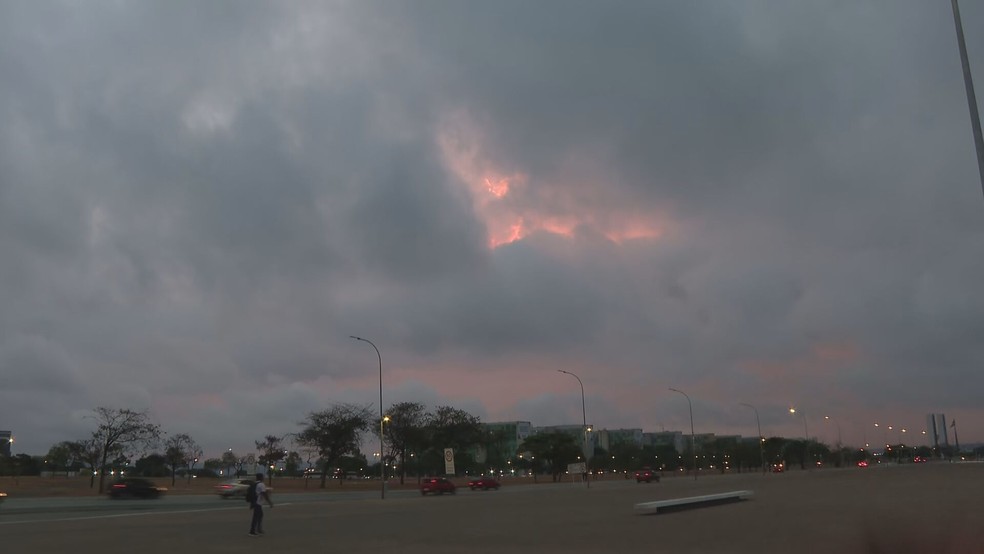 Chuva e céu nublado em Brasília, no DF — Foto: TV Globo