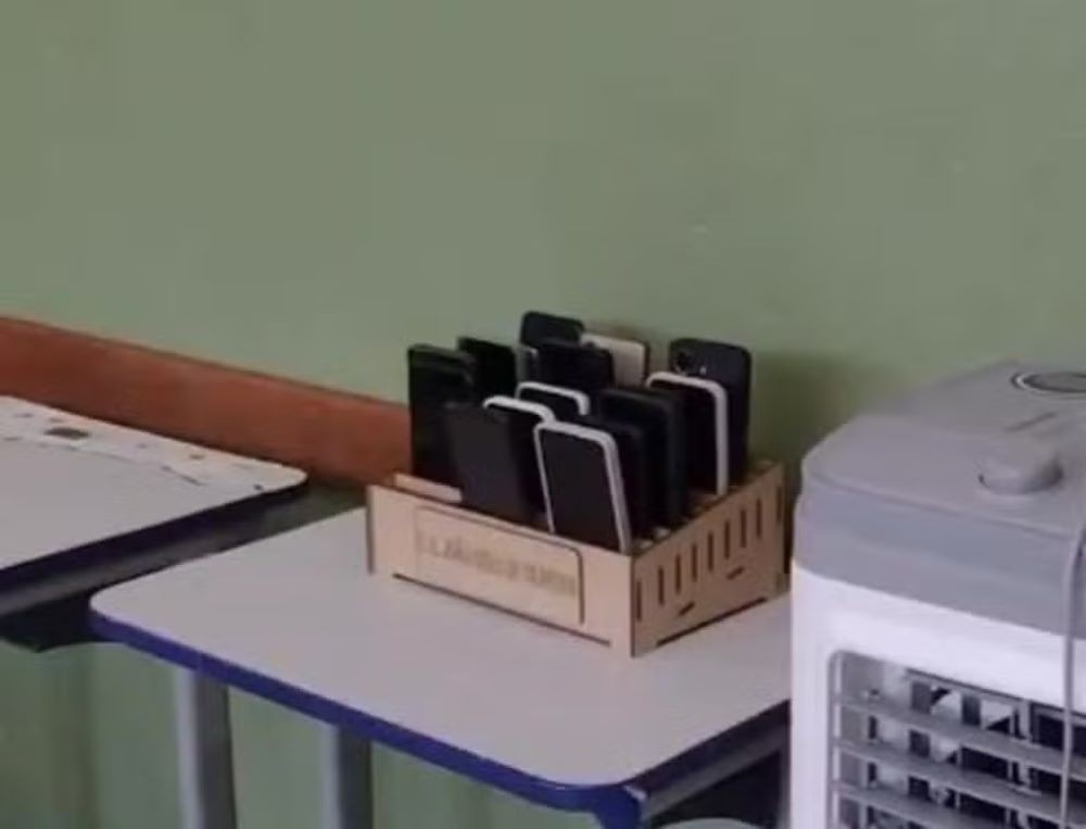 VÍDEO: Escola de MG adota 'caixa de celular' para diminuir distração de alunos durante as aulas