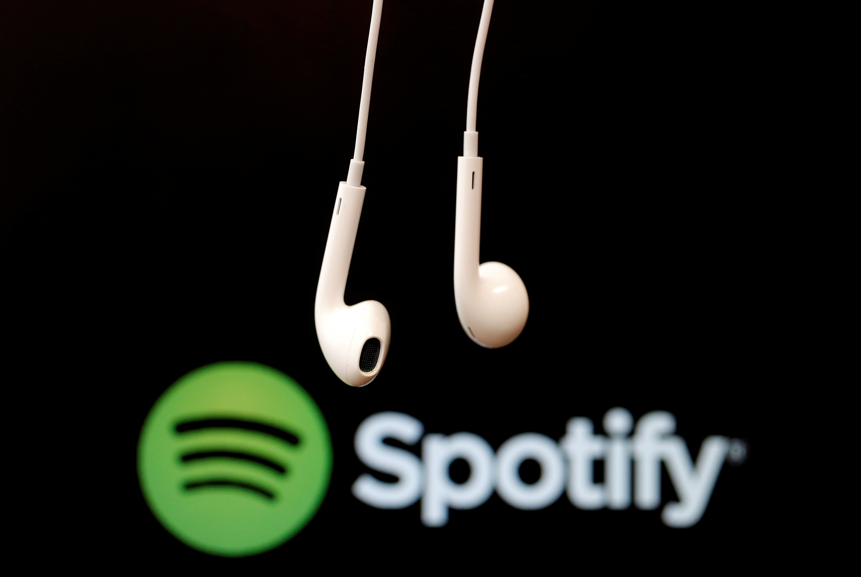 Produtor musical é preso acusado de enganar plataformas de streaming com milhares de músicas geradas por IA 