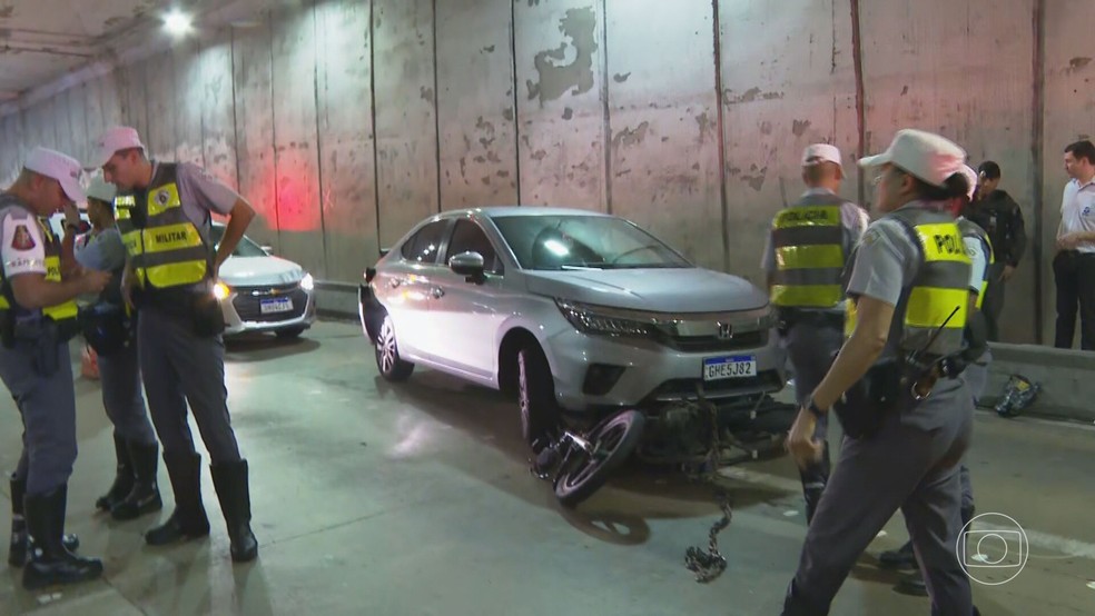 Acidente dentro do túnel do Vale do Anhangabaú na manhã desta terça-feira (26). — Foto: Reprodução/TV Globo