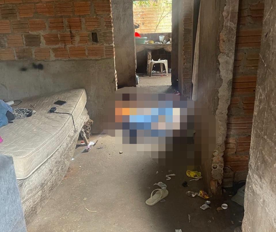 Corpo de mulher é encontrado com ferimento de faca dentro de casa abandonada