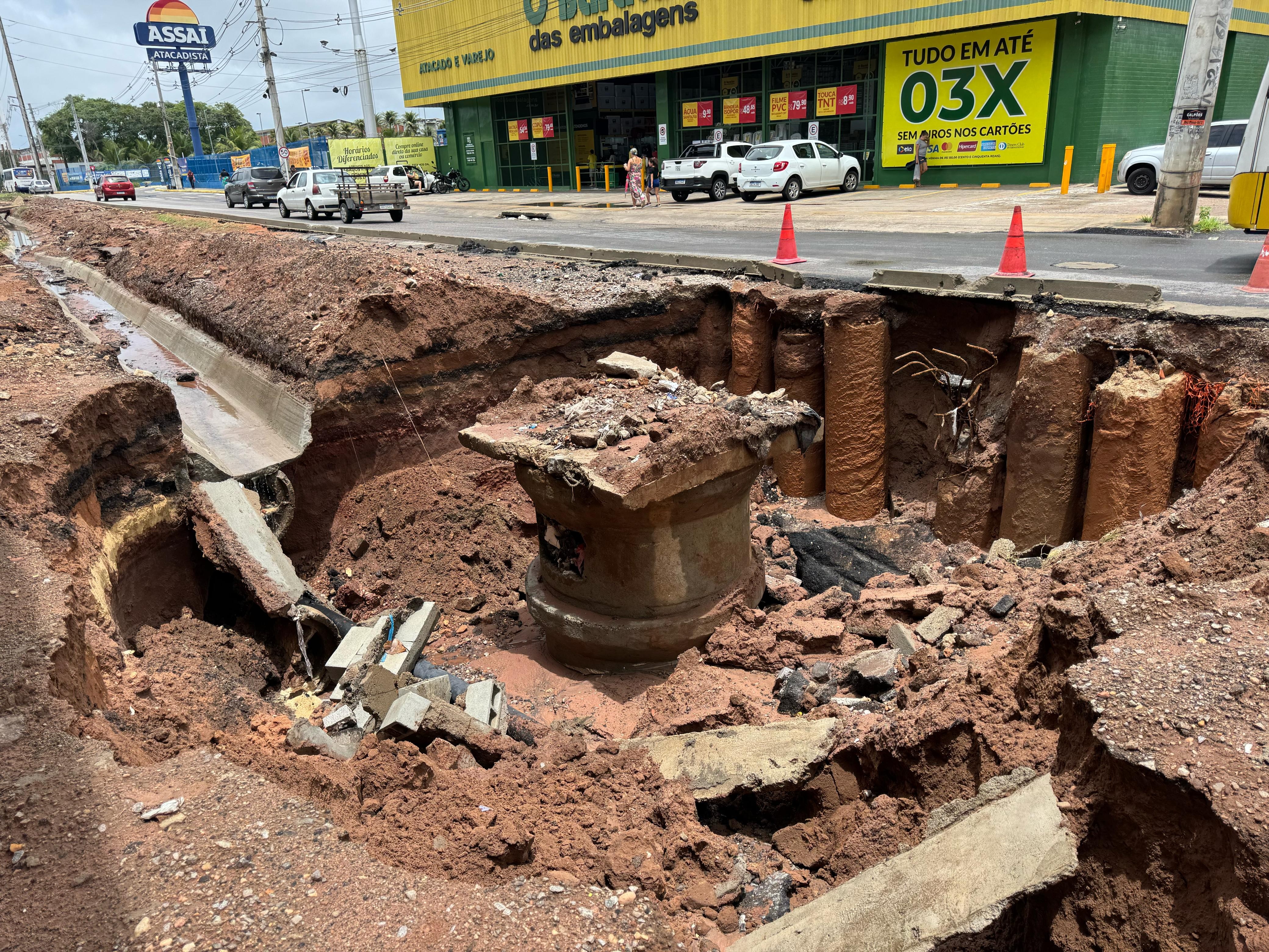 Cratera se abre no canteiro central da BR-101 na Zona Norte de Natal