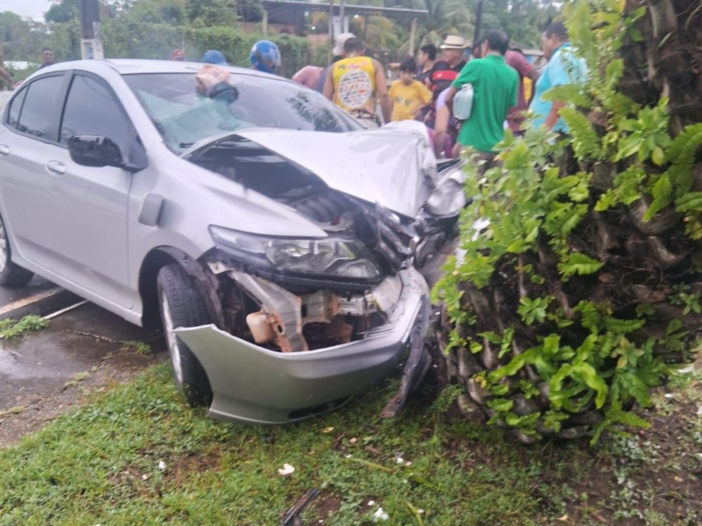 Carro atingiu uma árvore no canteiro central da Rua Beija-Flor, em Itacoatiara. — Foto: Reprodução/Redes Sociais