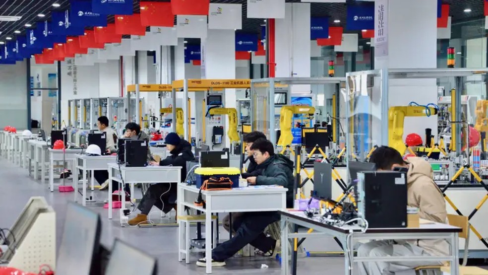 Alunos aprendendo robótica no Instituto Técnico de Hangzhou, uma das muitas novas escolas profissionalizantes da China — Foto: BBC