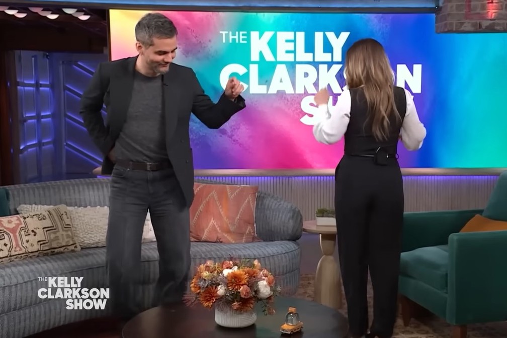 Wagner Moura é entrevistado por Kelly Clarkson e cantora diz que ator fica sexy sambando — Foto: Reprodução/YouTube