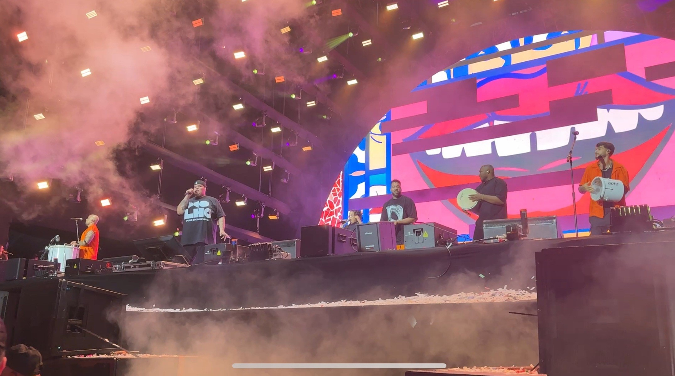 Planeta virou pagode: Menos é Mais dominou a madrugada no maior festival do Sul do Brasil