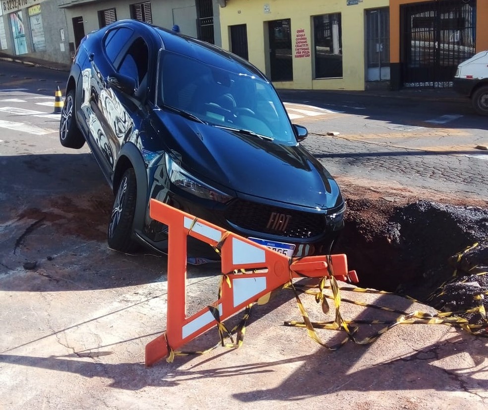 Carro cai em buraco de obra da prefeitura em Três Corações, MG — Foto: Prefeitura de Três Corações