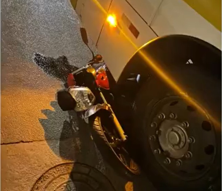 Motociclista morre após bater em ônibus em Salvador; motorista do coletivo fugiu com medo de espancamento