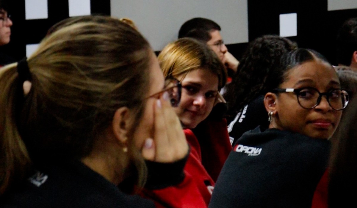 VÍDEO: surpresa de pais emociona vestibulandos durante aula e viraliza nas redes sociais