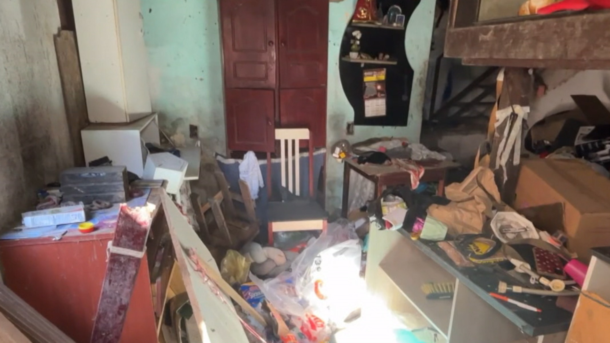 Influenciador promove mutirão de limpeza em casa de acumuladora na Grande SP