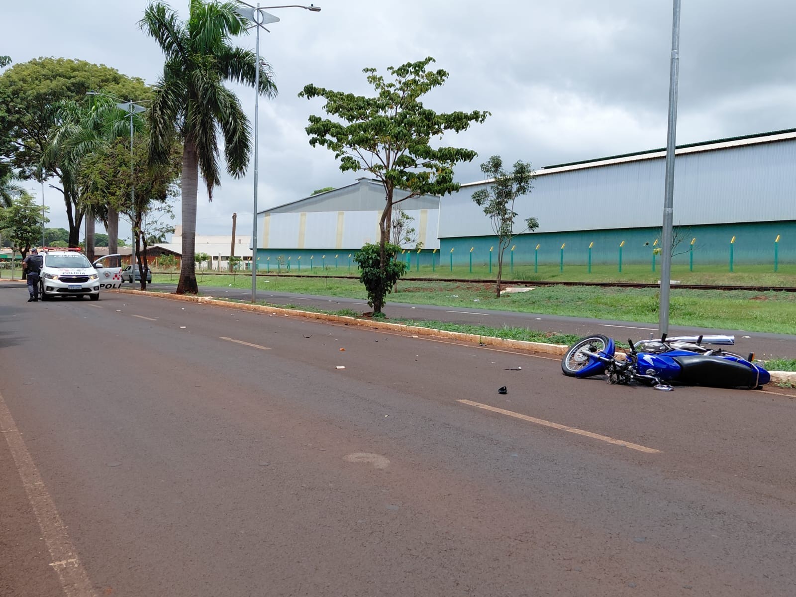 Adolescente morre após bater moto contra árvore no interior de SP