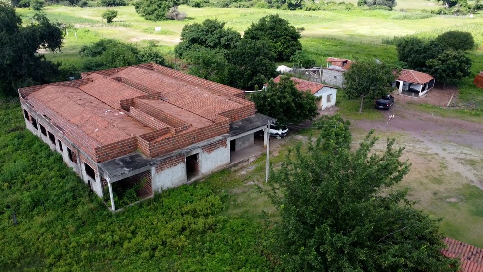 Escola e posto de sa�de abandonados na zona rural, um do lado do outro � Foto: TV Cabo Branco/Reprodu��o