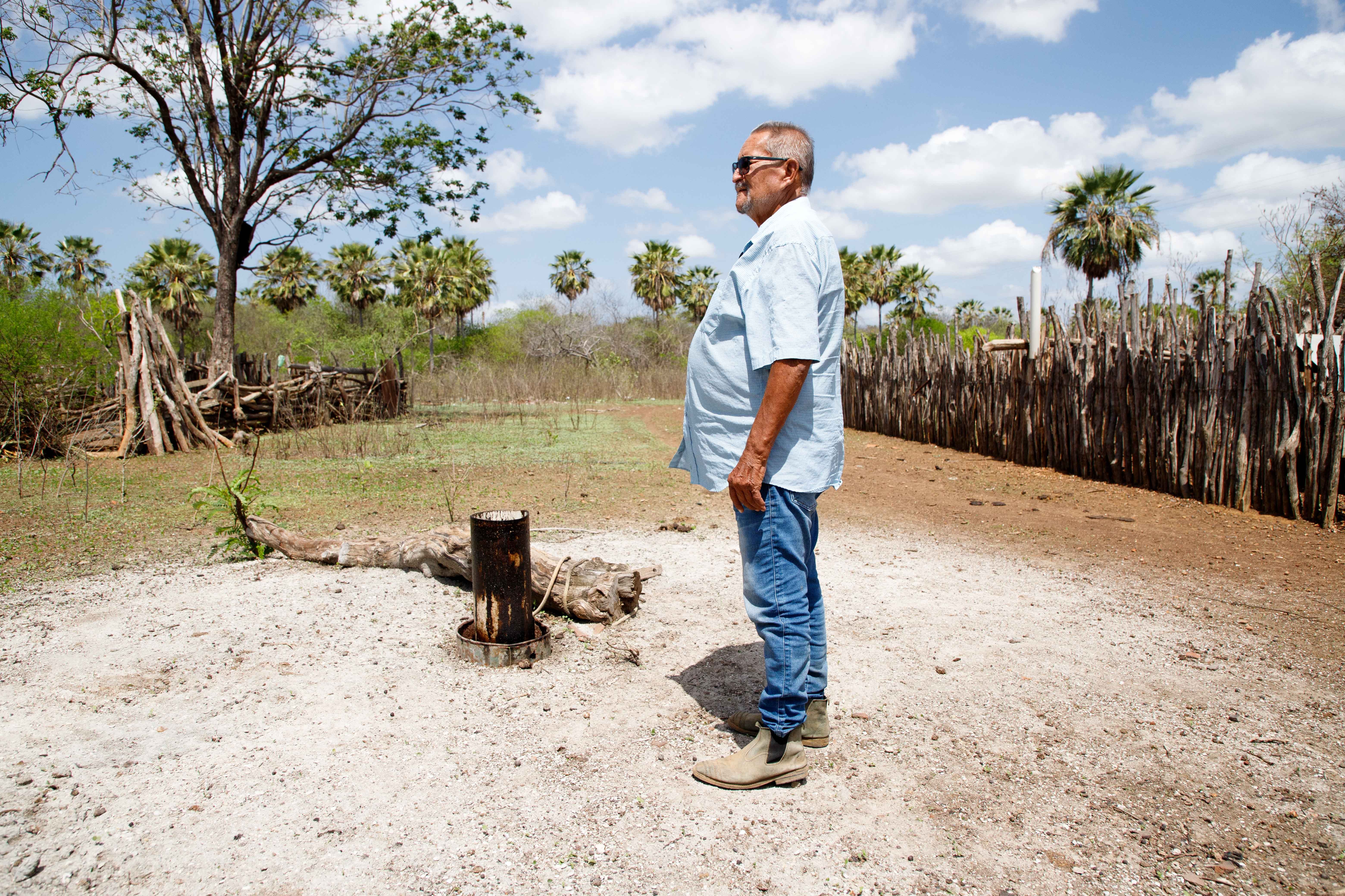 Sítio onde foi achado possível poço de petróleo precisa de carros-pipa para complementar abastecimento de água