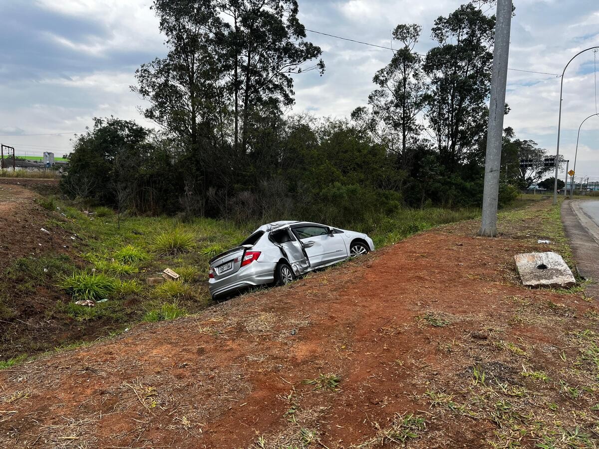 Carro bate em poste na Avenida das Orquídeas, em Mogi das Cruzes