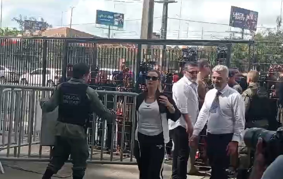 Deolane chega ao Fórum Rodolfo Aureliano, no Recife — Foto: San Costa/TV Globo