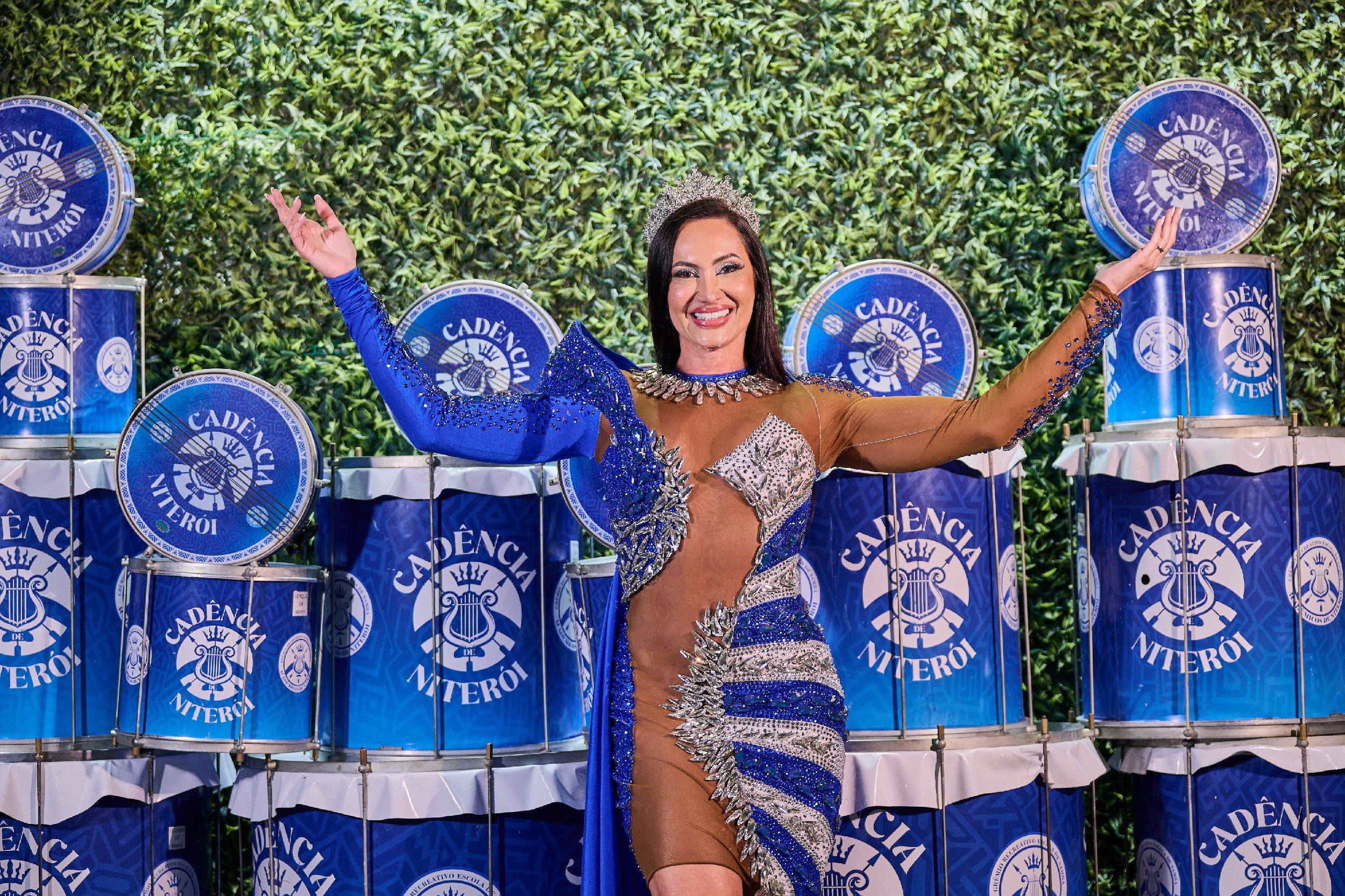 Com fantasia cavada e com luzes, Vanessa Rangeli estreia como rainha de bateria da Niterói