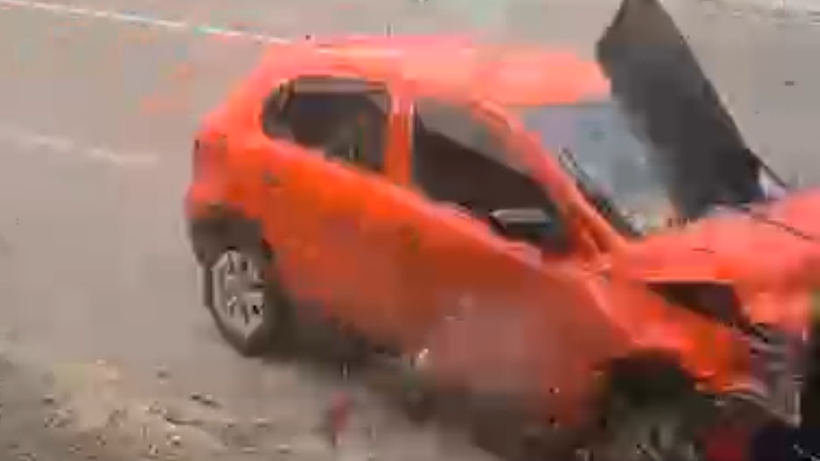 Vídeo: Ciclista escapa por poucos segundos de colisão entre dois carros na Grande Fortaleza