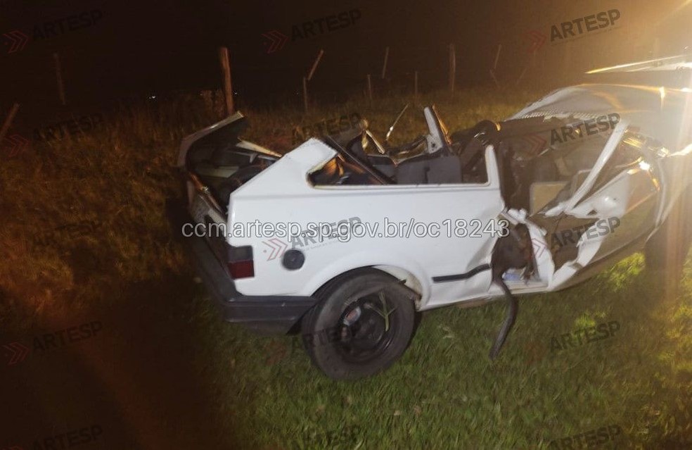 Duas pessoas morrem e outra fica em estado grave após acidente entre caminhonete e carro em Piquerobi (SP) — Foto: Reprodução/Artesp