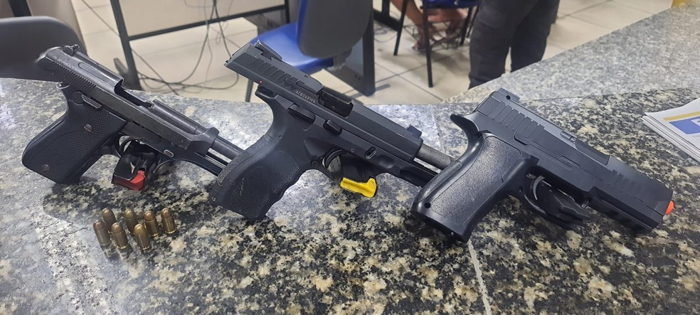 De acordo com a PM foram apreendidas no local do crime uma pistola calibre 9mm; uma pistola PT 58 calibre 380; uma pistola de Airsoft e sete munições calibre 380. — Foto: Divulgação/PM