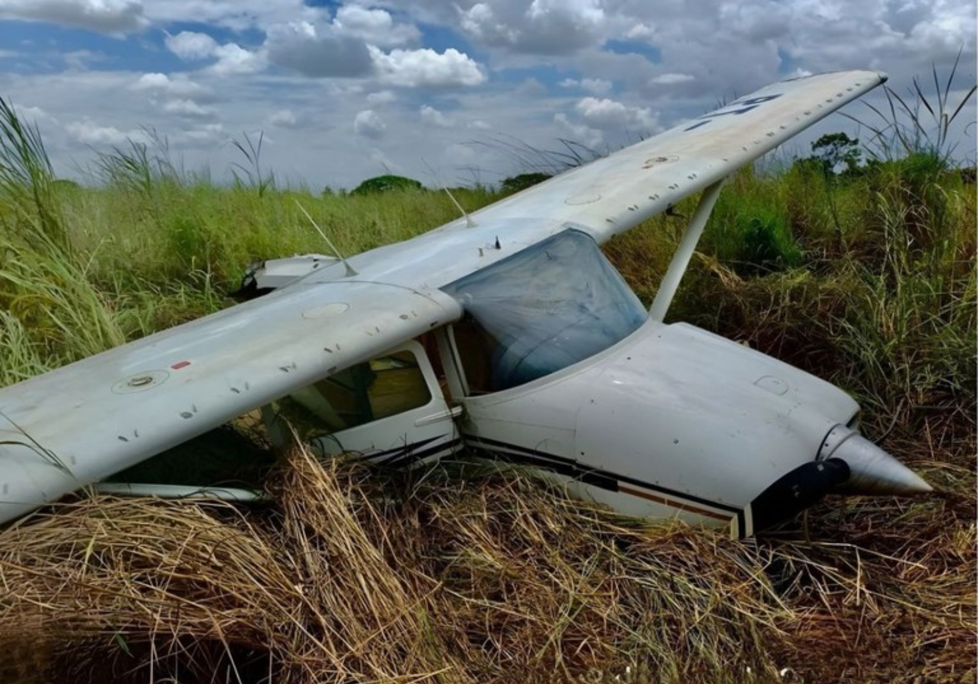 Avião suspeito de dar apoio ao garimpo cai após tentar fazer pouso forçado e colidir com caminhão em Roraima