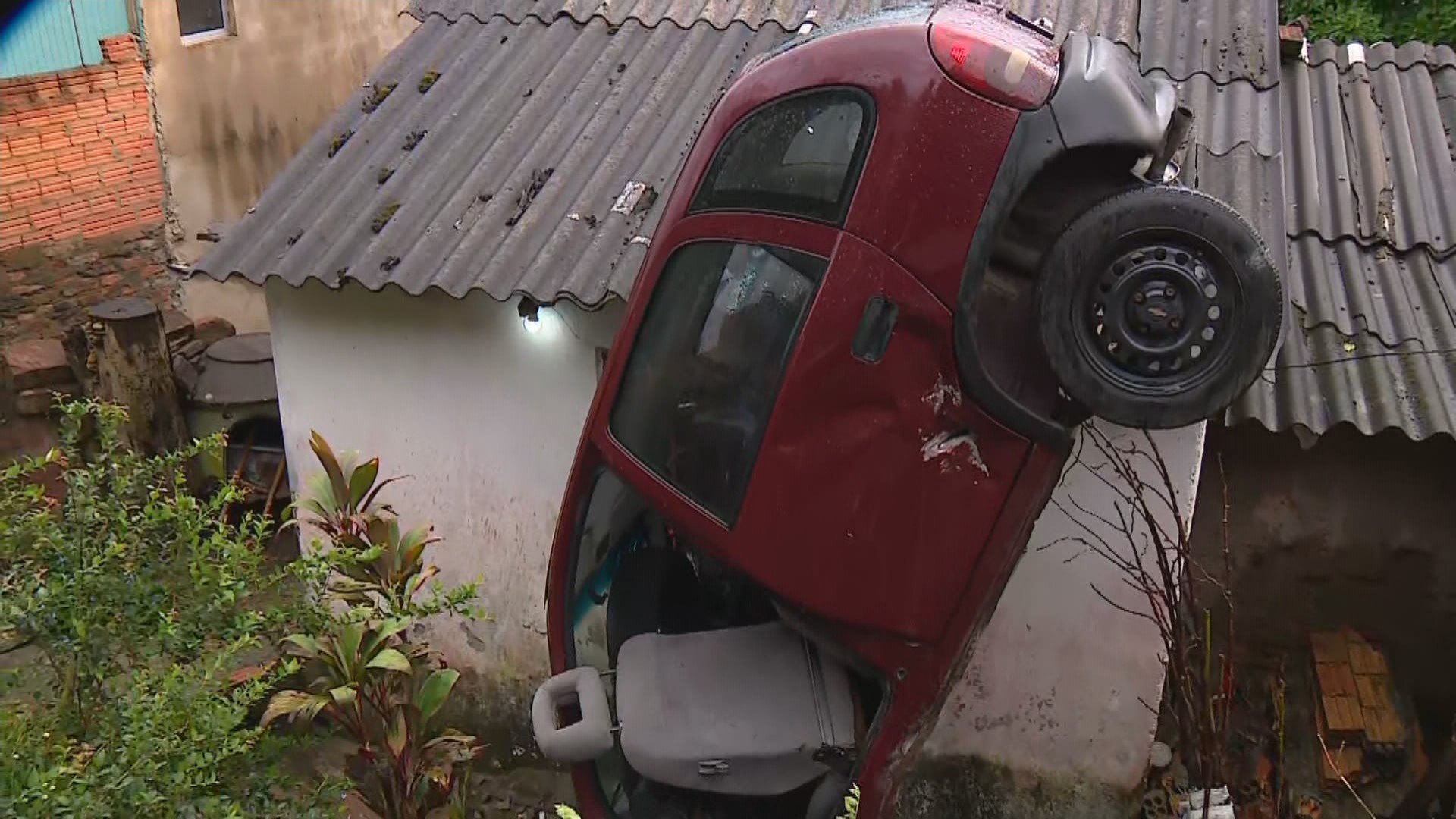 Carro 'para em pé' após invadir pátio de casa em Porto Alegre: 'Voou', diz testemunha