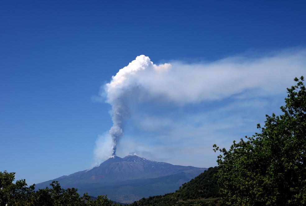 Nuvens de fumaça saindo do Etna são vistas a quilômetros de distância — Foto: REUTERS/Joachim Herrmann