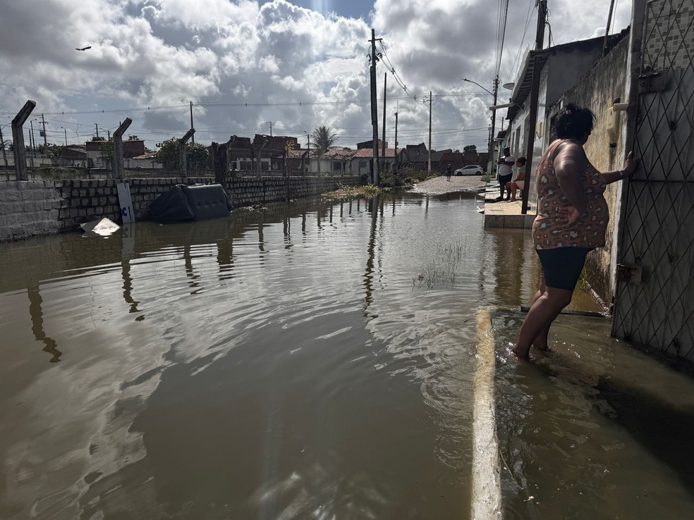 Rua alagada no bairro Nossa Senhora da Apresentação, na Zona Norte de Natal — Foto: Vinícius Marinho/Inter TV Cabugi