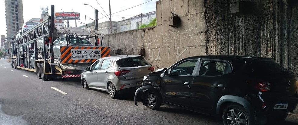 Veículos caíram de caminhão após colisão com estrutura de viaduto, em São Vicente — Foto: Vanessa Medeiros/g1
