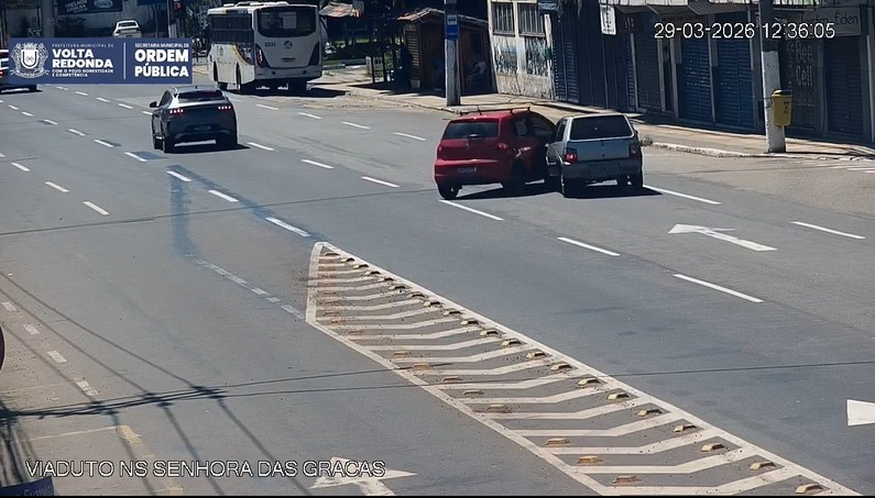 VÍDEO: Acidente entre dois carros deixa mulher ferida em Volta Redonda