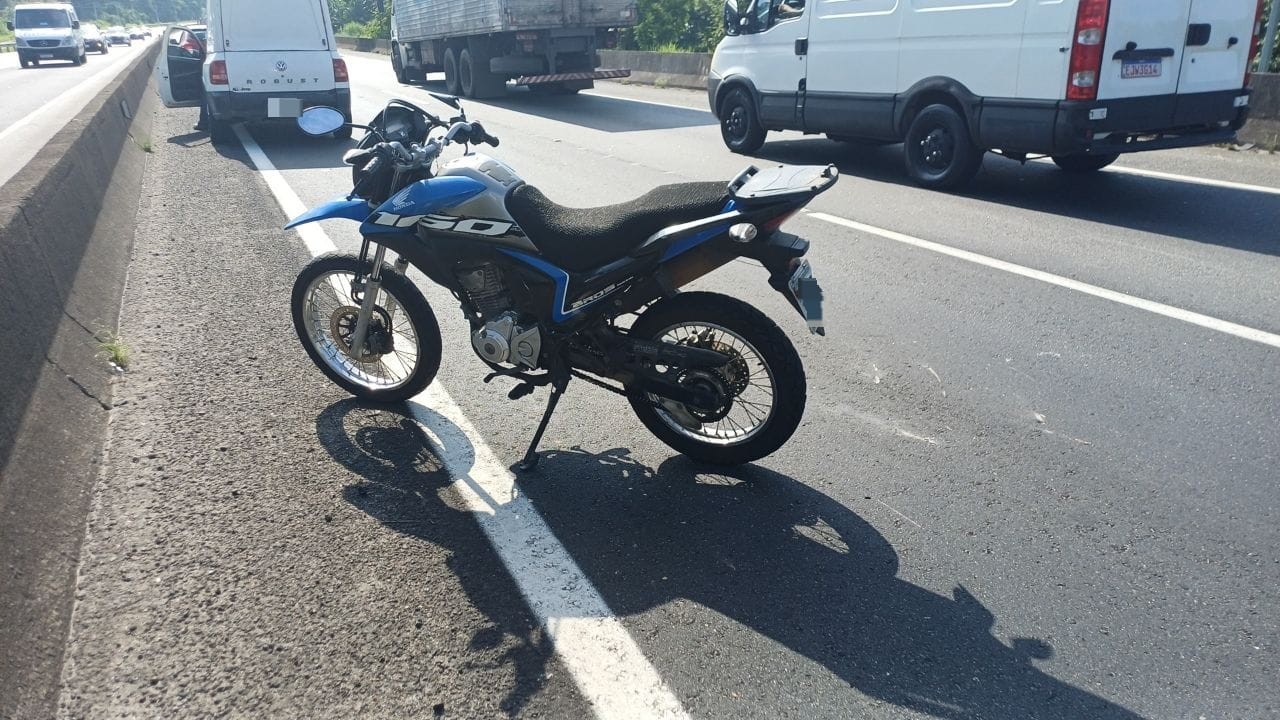 Acidente entre moto e caminhonete deixa mulher ferida na Via Dutra, em Resende 