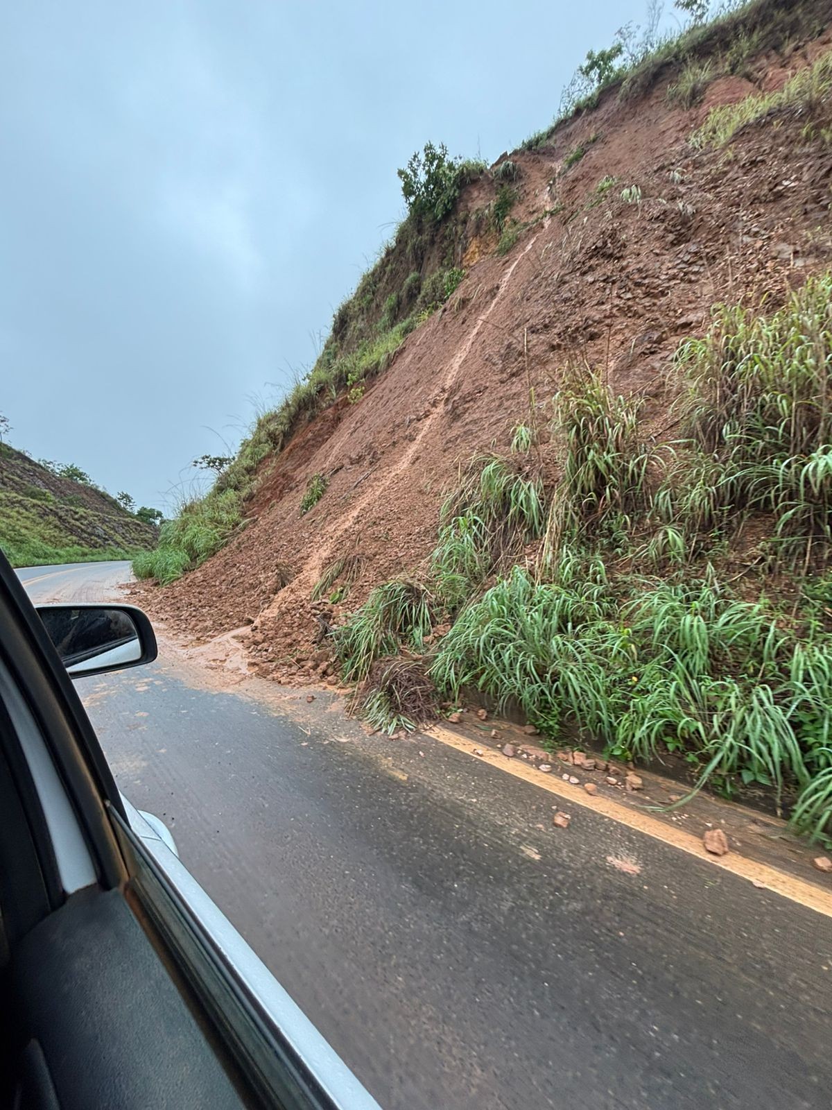 Por conta de deslizamento, PM orienta motoristas a terem cuidado ao passarem pela LMG-628, entre Unaí e o Distrito de Garapuava