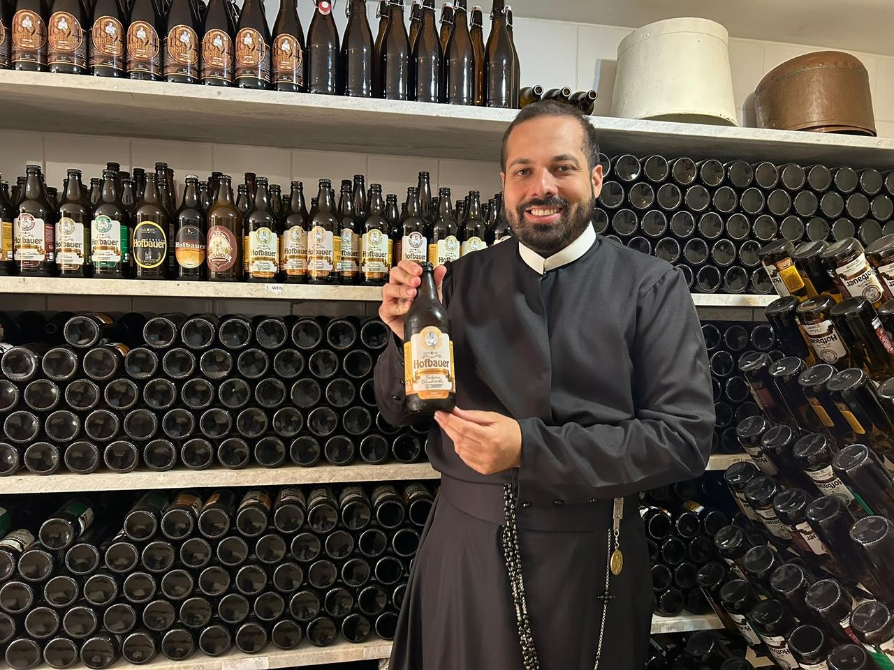 Conheça a cervejaria artesanal que funciona há 130 anos no porão de igreja católica em MG