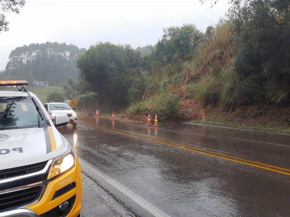 RSC-453 tem bloqueio parcial na altura do km 112 devido a queda de barreira — Foto: Divulgação/CRBM