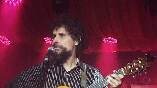 Thiago Amud acha um público pequeno (mas interessado) na complexidade vanguardista do show ‘Enseada perdida’ -
