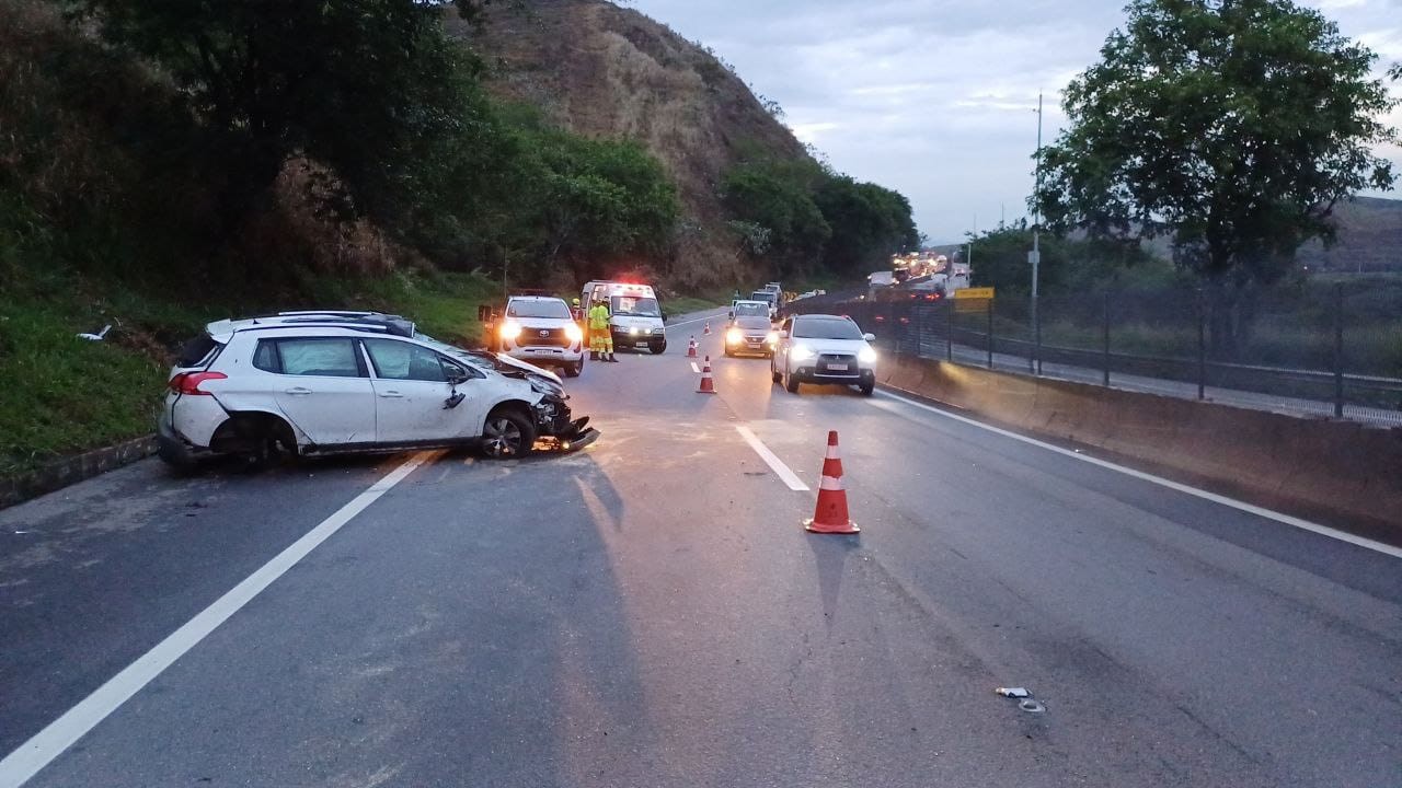 Carro capota e deixa quatro pessoas feridas na Via Dutra, em Barra Mansa