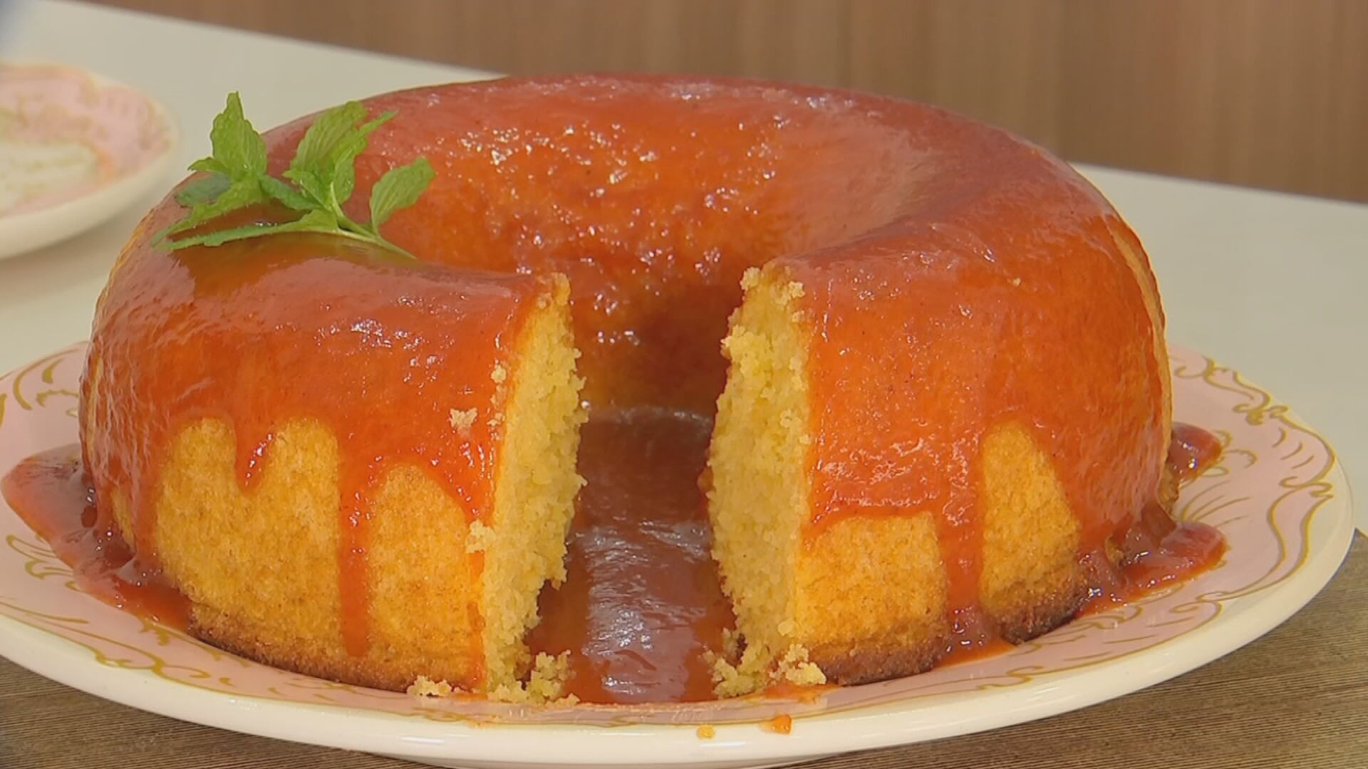 Receita Nosso Campo: aprenda a preparar um bolo de fubá com calda de goiabada com laranja