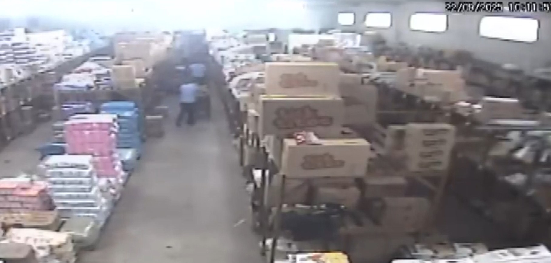VÍDEO: funcionários escapam, por 2 minutos, de desabamento de teto com placas solares durante tempestade no Paraná