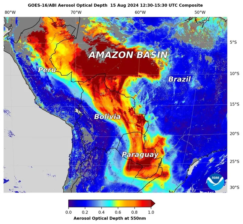 Imagem de 15 de agosto da NOAA já mostrava fumaça se espalhando — Foto: NOAA via BBC