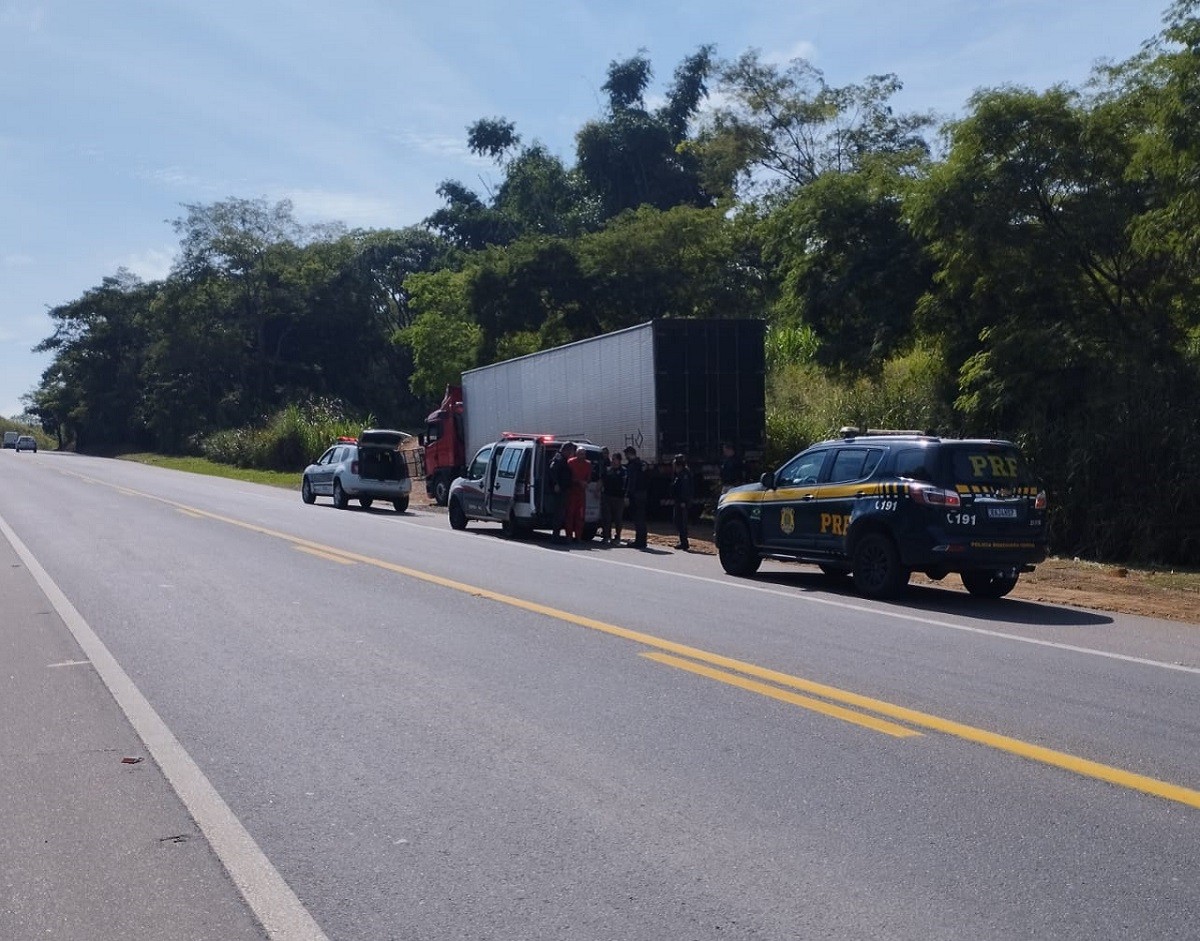 Detento fica ferido em acidente entre carreta e viatura na BR-116 durante transferência
