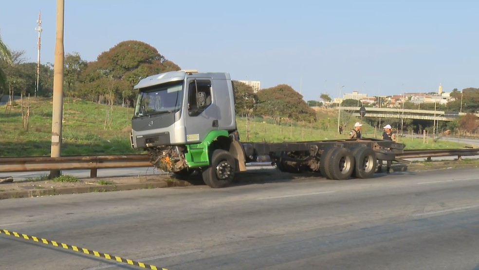 Tanque se desprendeu da carroceria do caminhão. — Foto: Marcelo Abreu/TV Globo