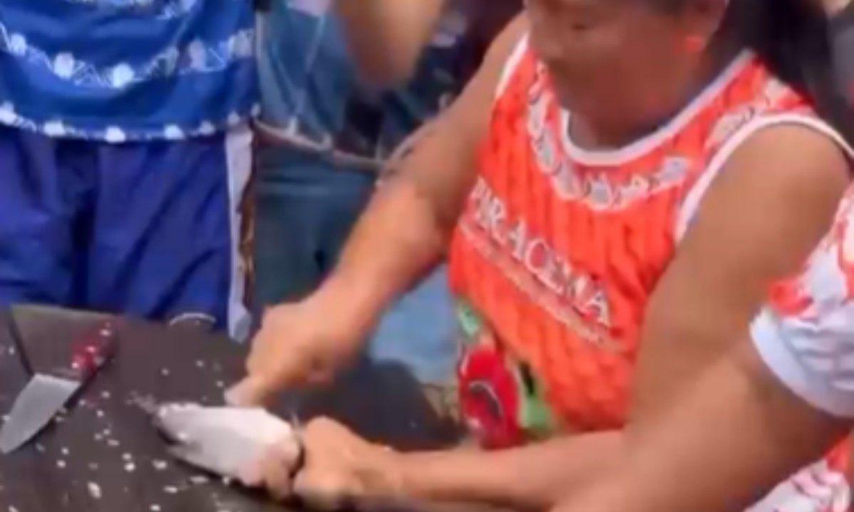 Competição de quem limpa peixe mais rápido movimenta festival no Amazonas; VÍDEO
