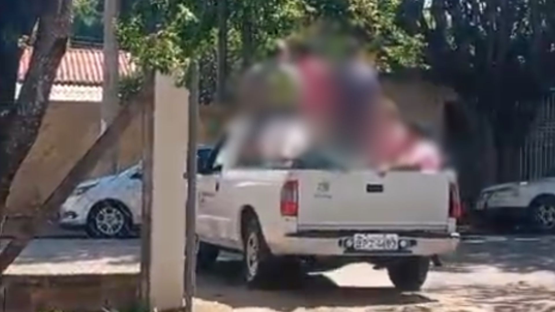 Vídeo mostra agentes de saúde de UBS sendo transportados em caçamba de caminhonete em Araçatuba