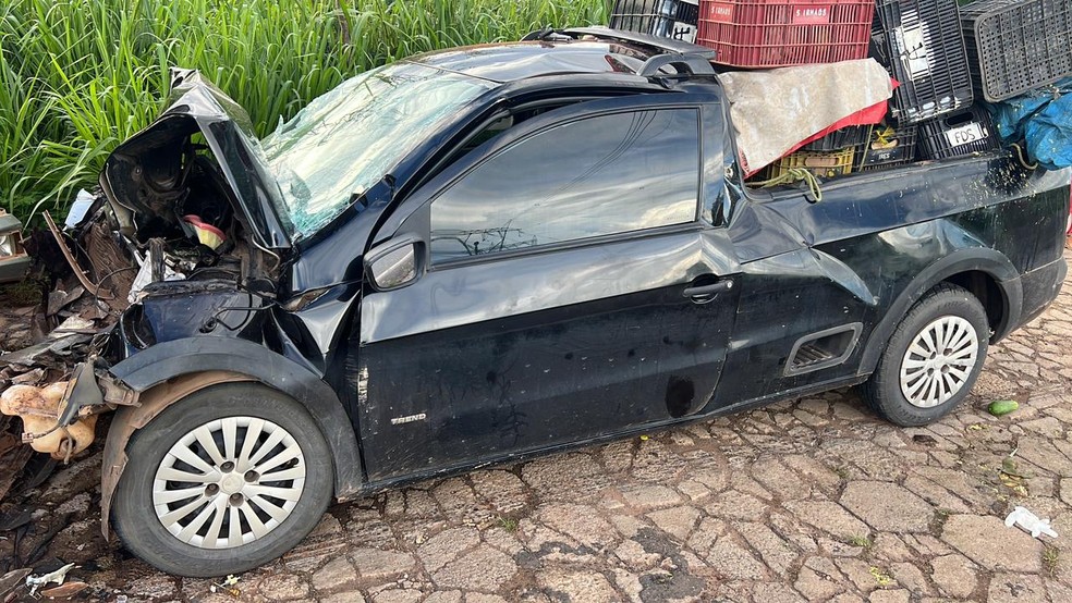 Duas pessoas morrem após picape colidir com caminhão na BR-135, no MA — Foto: Divulgação/PRF