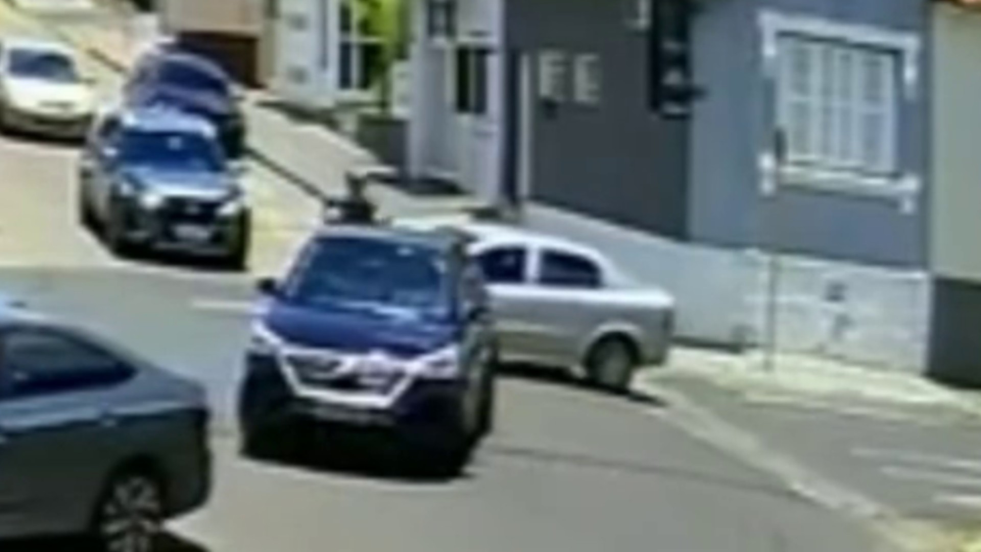 VÍDEO: motociclista é arremessado após ser atingido por carro em rua de Avaré